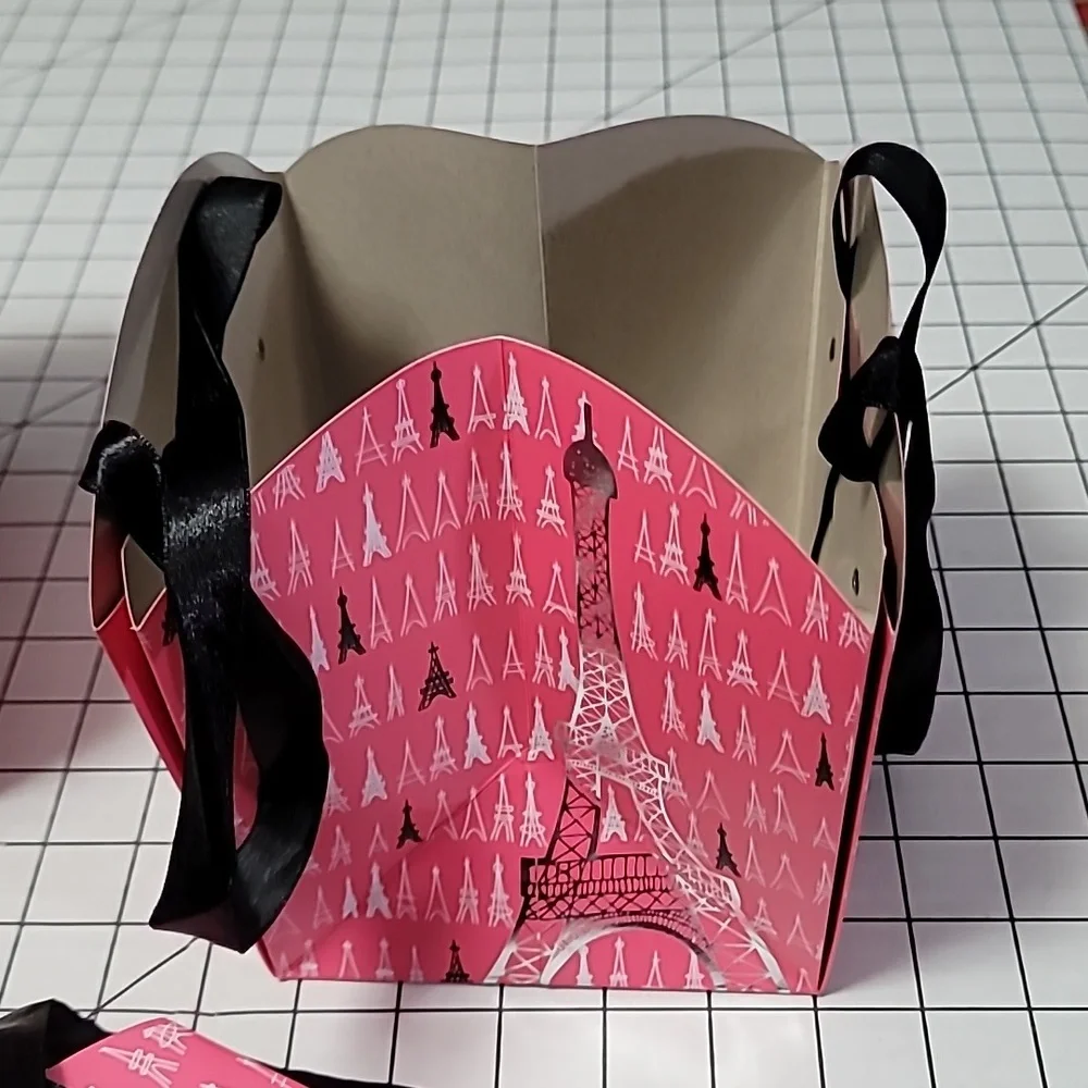 Gift Bag, 7 Pink and 1 Red Eiffel Tower Gift Bags,‎ Base 5.25x5.25 High 5.75 NIB